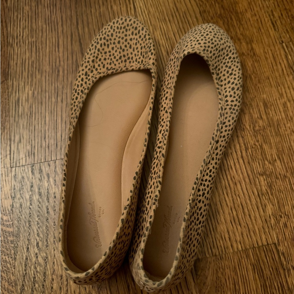 Universal Threads. Sz 8. Leopard ballet flats